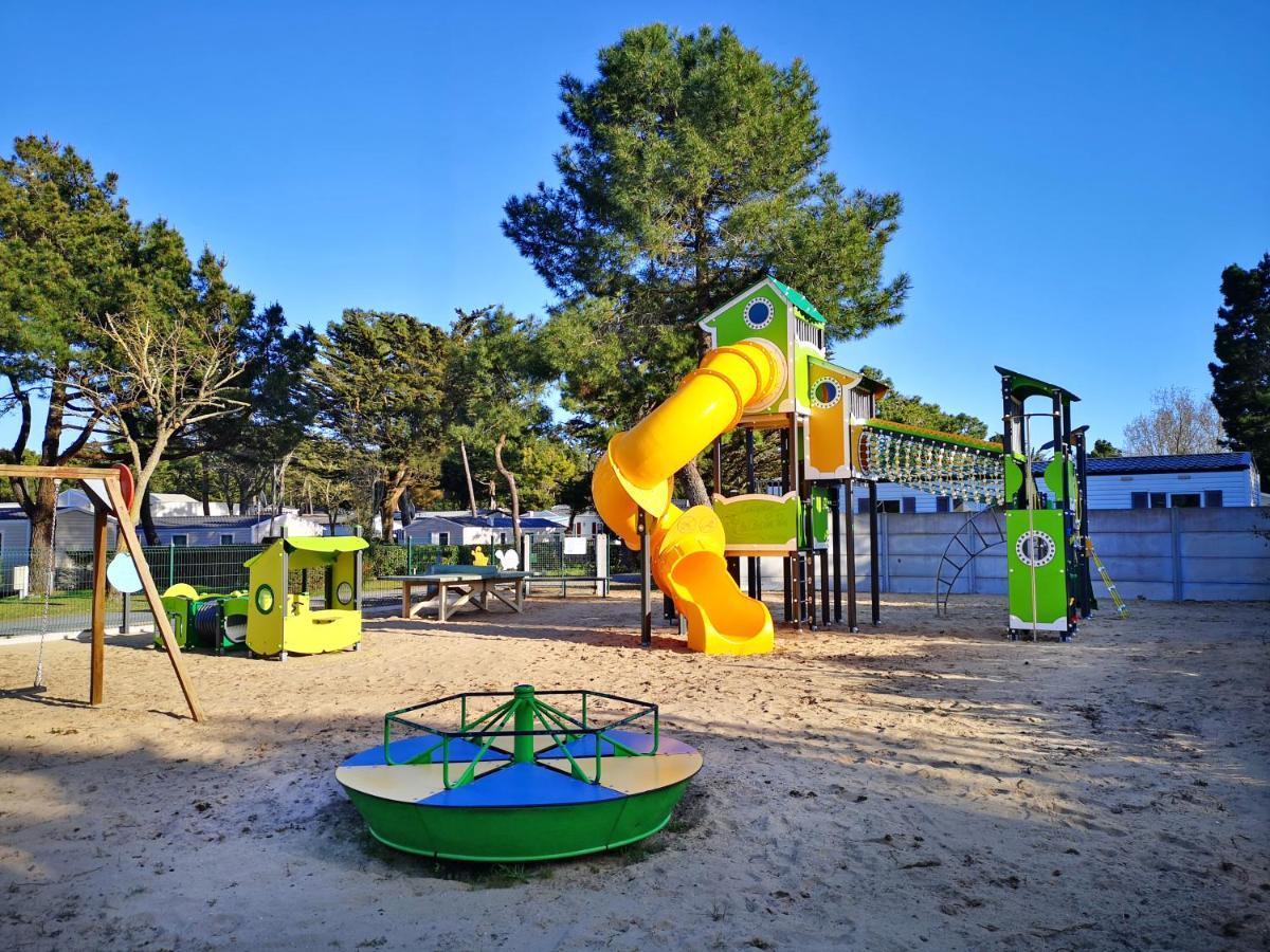 Hotel Camping Le Clos Des Pins Saint-Hilaire-de-Riez Esterno foto