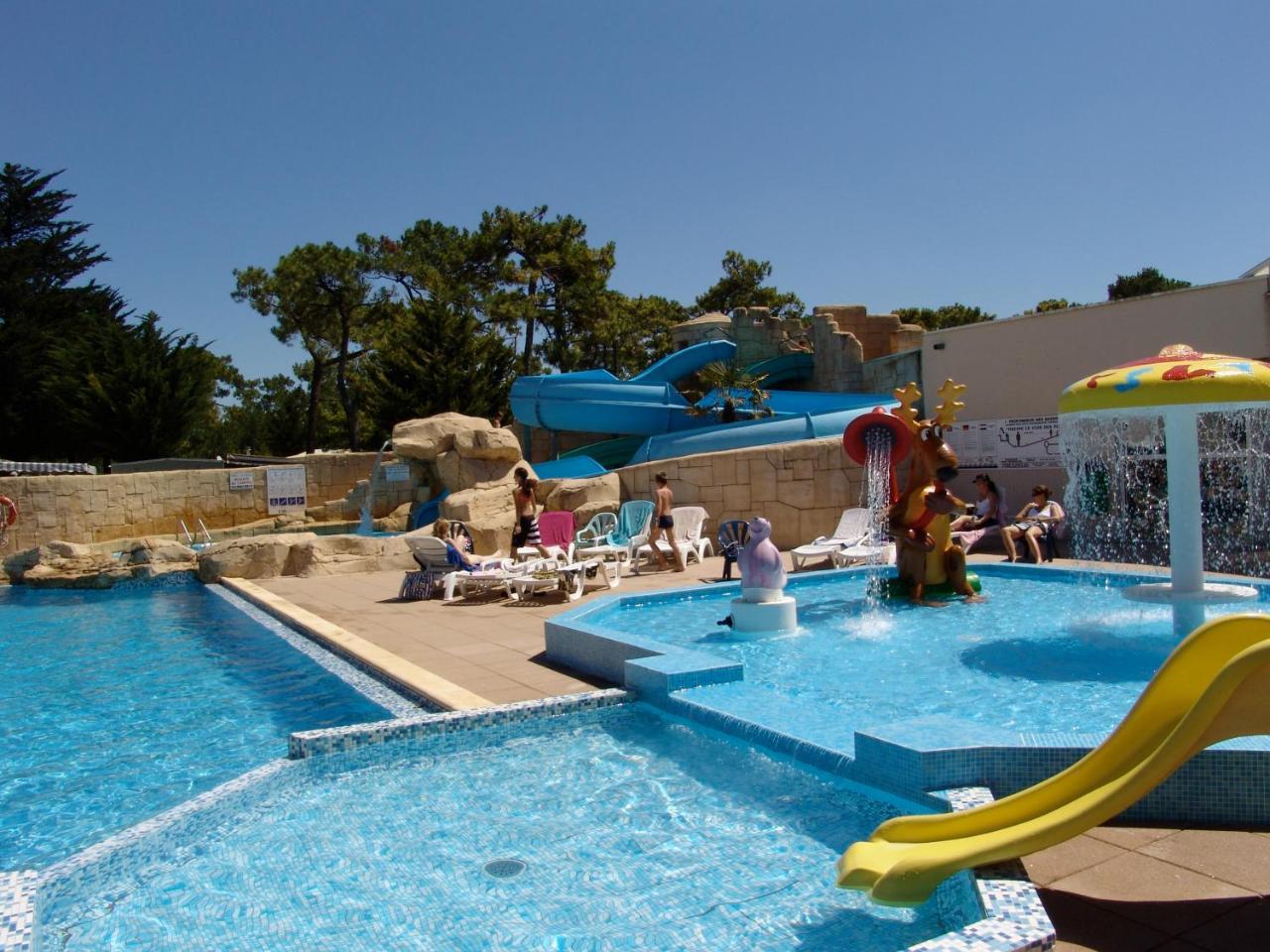 Hotel Camping Le Clos Des Pins Saint-Hilaire-de-Riez Esterno foto