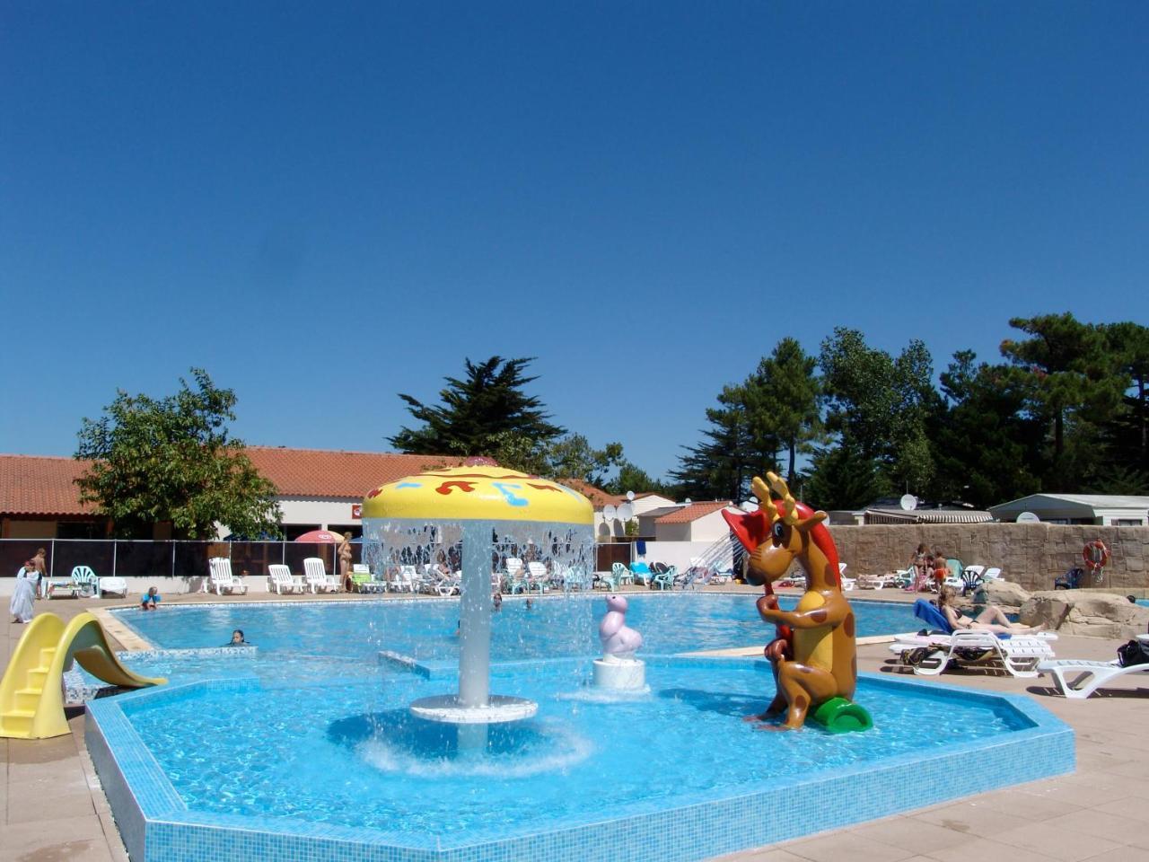 Hotel Camping Le Clos Des Pins Saint-Hilaire-de-Riez Esterno foto